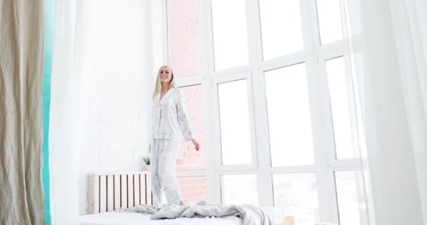 ロイヤリティフリーベッドの上をジャンプ動画 Depositphotos