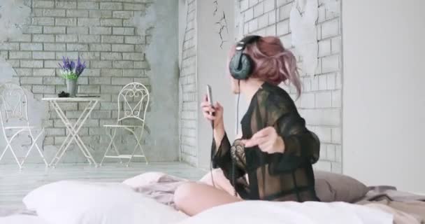 Dziewczyna Słucha Melodyjny Powolny Relaksująca Muzyka Liryczna Słuchawkach Siedzi Łóżku — Wideo stockowe