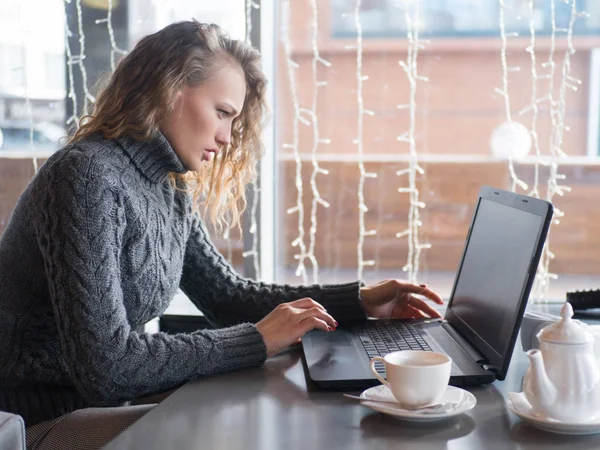 Wooman de negócios usando laptop no café. Menina bonita jovem sentada em uma cafeteria e trabalhando no computador — Fotografia de Stock