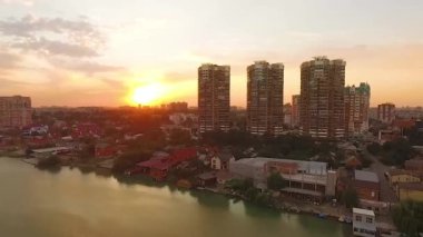 Şehir hava panorama görünümünde. sıcak yaz gün batımı gece boyunca. Binalar ve deniz cityscape mal çatılardan çok