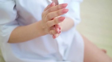 güzellik kadın kozmetik el kremi el yatak odası arka plan üzerinde uygulayarak