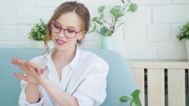 Kadın yatakta taraftan krem uygulamak.