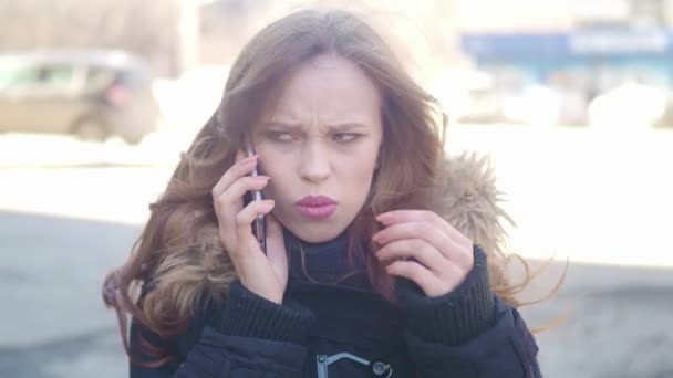 電話で話しながら通りの女の子 けんかをして怒る — ストック動画