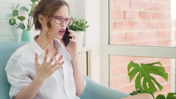 Mulher Com Raiva Ter Briga Telefone Com Namorado — Vídeo de Stock