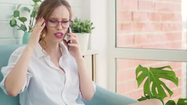 Злая Женщина Ссорится Разговаривая Телефону — стоковое видео