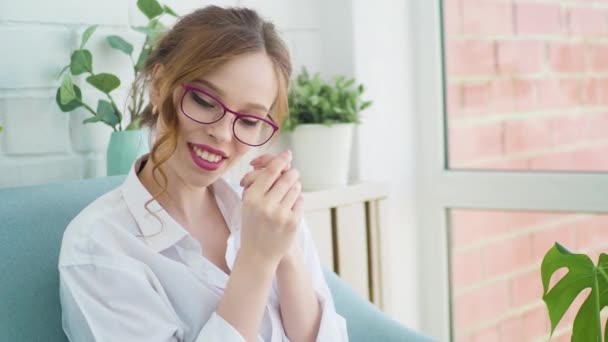 Vrouwelijke Schoonheid Lichaam Verzorging Mooie Jonge Volwassen Vrouw Zetten Crème — Stockvideo