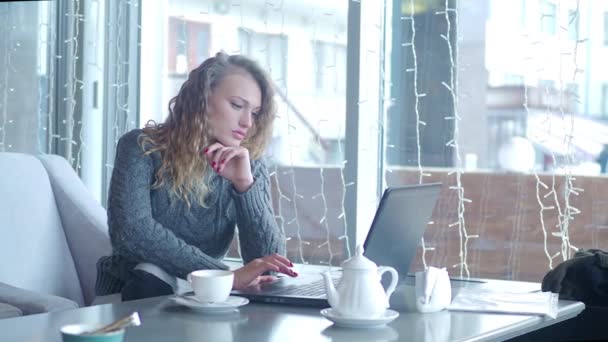 Joven Mujer Negocios Escribiendo Teclado Portátil Sentado Sofá Cafetería Con — Vídeos de Stock