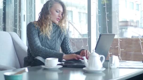 Senhora Trabalhando Com Laptop Tocando Cabelo Olhando Café — Vídeo de Stock