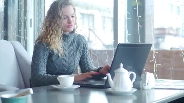 Empresária Digitando Texto Laptop Sentado Café Sobre Uma Xícara Chá — Vídeo de Stock