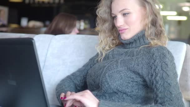 Жінка Використовує Ноутбук Шукає Інтернеті Переглядає Інформацію Має Робоче Місце — стокове відео