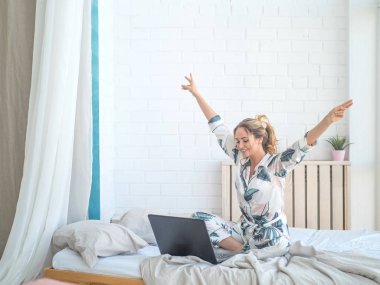 onu laptop ile heyecanlı genç kadın