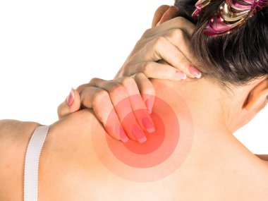 ağrı. kızın boynunu elinde tutar. izole