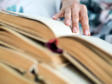 El ile bir çok açık kitap