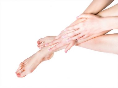 Beyaz arka plan üzerinde izole mükemmel kadın bacakları.