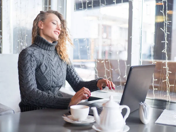 Νεαρή κοπέλα που περιηγείται στο Internet στο cafe — Φωτογραφία Αρχείου