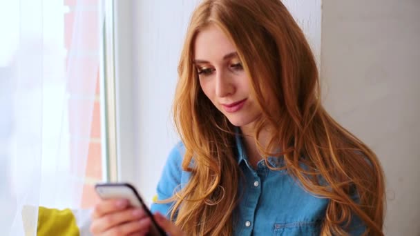 Menina Cabelo Vermelho Atraente Usando Telefone Celular Para Enviar Mensagem — Vídeo de Stock