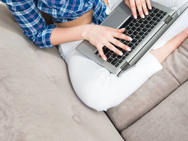 Jovem mulher bonita usando um computador portátil em casa — Fotografia de Stock