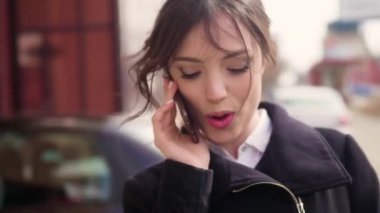 Genç kız mobil cep telefonu gülümseyen, açık havada konuşuyor. Mutlu kadın konuşurken üzerinde akıllı telefon sokakta.