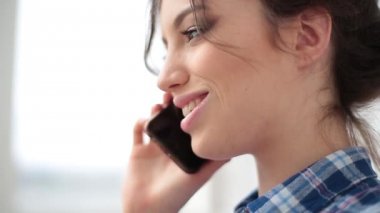 Mutlu genç sarışın kadın konuşmaya olsa telefonu kapatın.