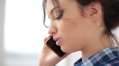 Kadın telefonu söz yan görünüm. Görünümü kapatın