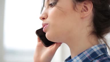 Çekici ve neşeli genç kadın kapalı bir cep telefonu kullanarak. O telefonda konuşurken ve gülüyor. Yakın çekim