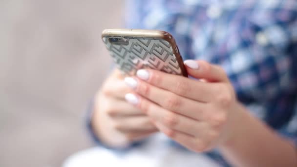Close Tiro Mãos Femininas Segurando Smartphone Digitando Texto Tela Sensível — Vídeo de Stock