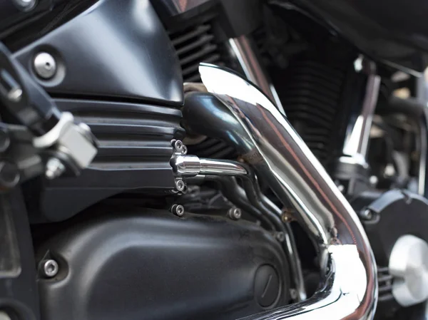 Abgeschnittenes Bild des neuen Motorrads im Geschäft. Motorräder und Zubehör im modernen Motorradkundengeschäft. Biker-Sachen. — Stockfoto