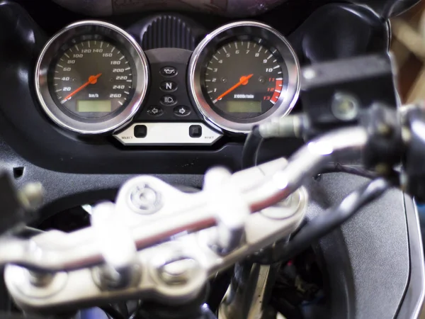 Панель управління мотоциклом зі спідометром — стокове фото