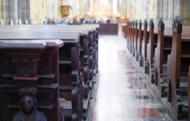 vitray pencereler ahşap sıraları ile küçük kilise