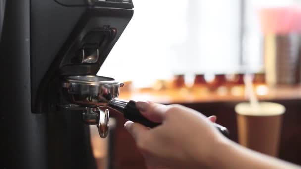 Kaffeemaschinenhalter füllen flackernden Kaffee Espressomaschine — Stockvideo