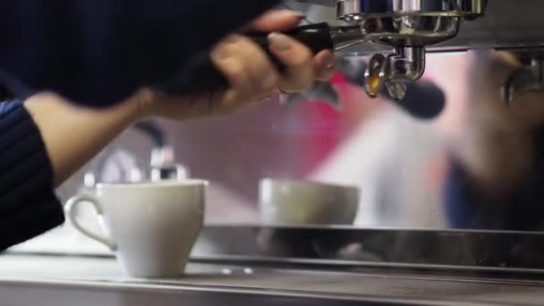 Close up video di versare il flusso di caffè dalla macchina professionale in tazza . — Video Stock