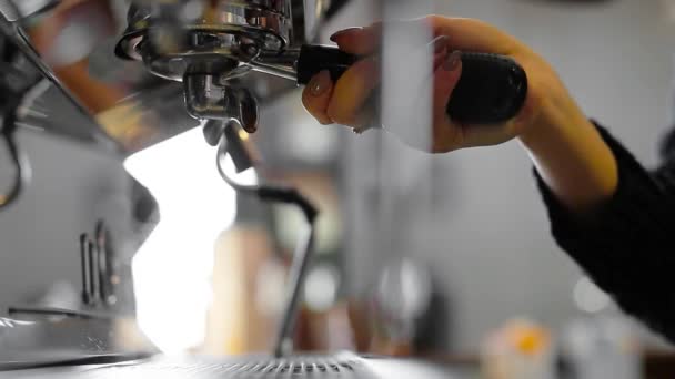 Камери наповнення кавового потоку з професійної машини в чашку — стокове відео