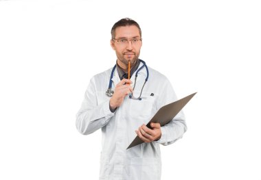 Erkek doktor dinliyor ve kameraya dikkatlice bakıyor..