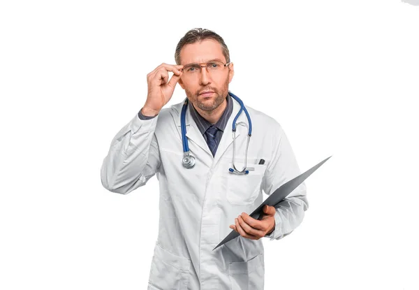 Manlig läkare lyssnar och noga tittar på kameran. — Stockfoto