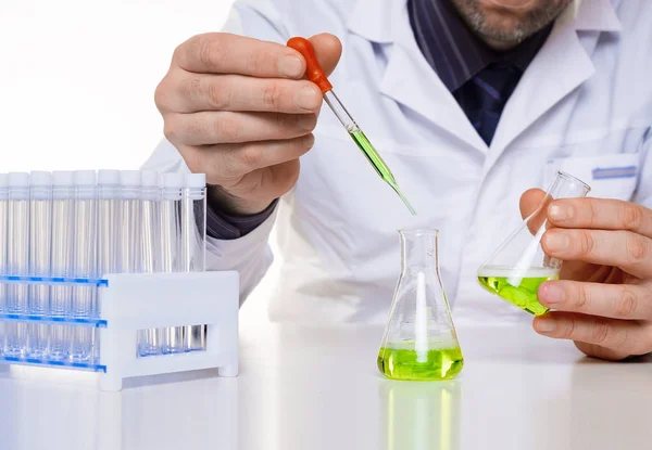 Badacz w laboratorium sprawdza reakcje chemiczne próbek. — Zdjęcie stockowe