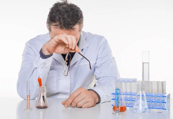 Médico cansado en el laboratorio. Foto sobre fondo blanco . — Foto de Stock