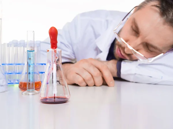 Cientista exausto dormindo em laboratório. Ciência e experiência em laboratório tema . — Fotografia de Stock