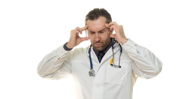 En manlig läkare som håller händerna på huvudet. Huvudvärk och stress — Stockfoto