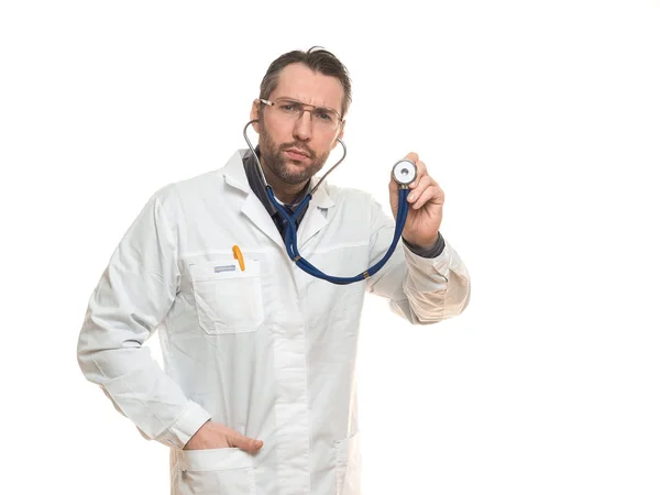 Retrato de un médico auscultándose con estetoscopio. Aislado sobre un fondo blanco — Foto de Stock