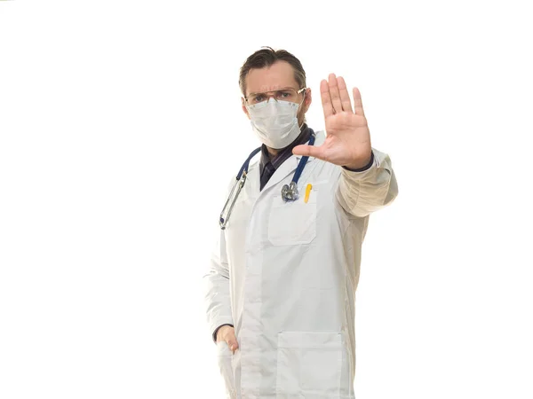 Manlig läkare visar stoppskylt. Läkare i ansiktsmask visar stoppskylt med handen. — Stockfoto