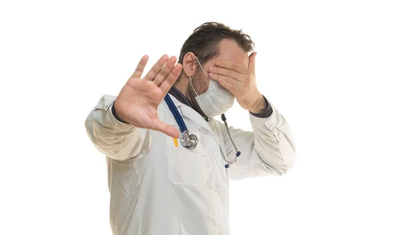 Chockad läkare över vit bakgrund. Doktorn håller en hand över ögonen och säger nej — Stockfoto