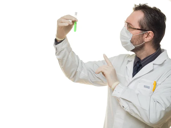 男医生拿着白色背景上的绿色液体样品试管. 医疗概念 — 图库照片