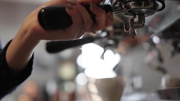 Chiudi il filmato di un caffe 'versato in una tazza. Barista donna fare doppio espresso — Video Stock