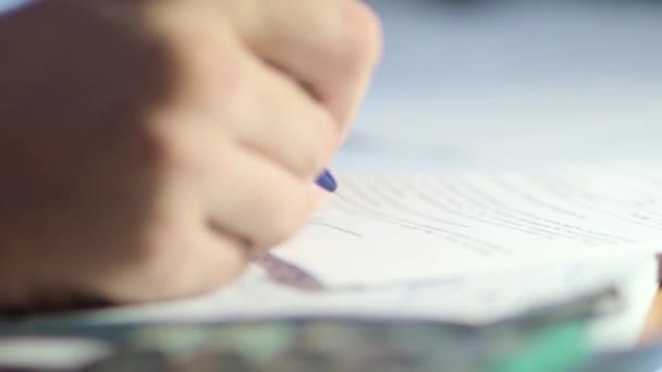 Vue rapprochée d'une main masculine signant des papiers .