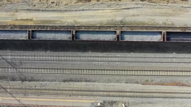 Goederentrein vervoert met kolen een elektrische locomotief - Voetganger vanuit de lucht, bovenaanzicht — Stockvideo