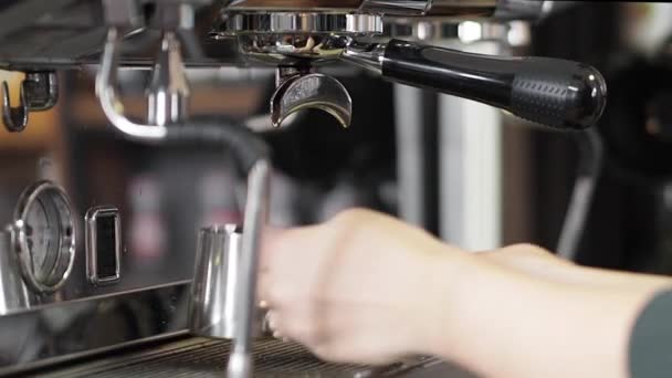 Primer plano de vídeo de baristas manos preparando café . — Vídeos de Stock