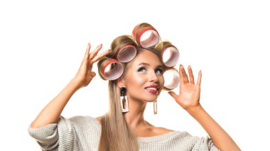 Beyaz arka planda saç bigudileri olan güzel bir kadının portresi..