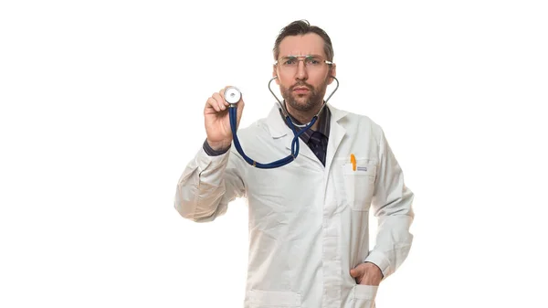 Steteskoplu erkek doktor. beyaz arkaplanda izole edilmiş — Stok fotoğraf