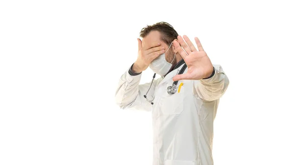 Doctor sostenga una mano sobre los ojos y diciendo no con un gesto de stop . — Foto de Stock