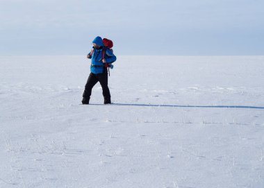 Yalnız gezgin karlı çölde yürüyor..